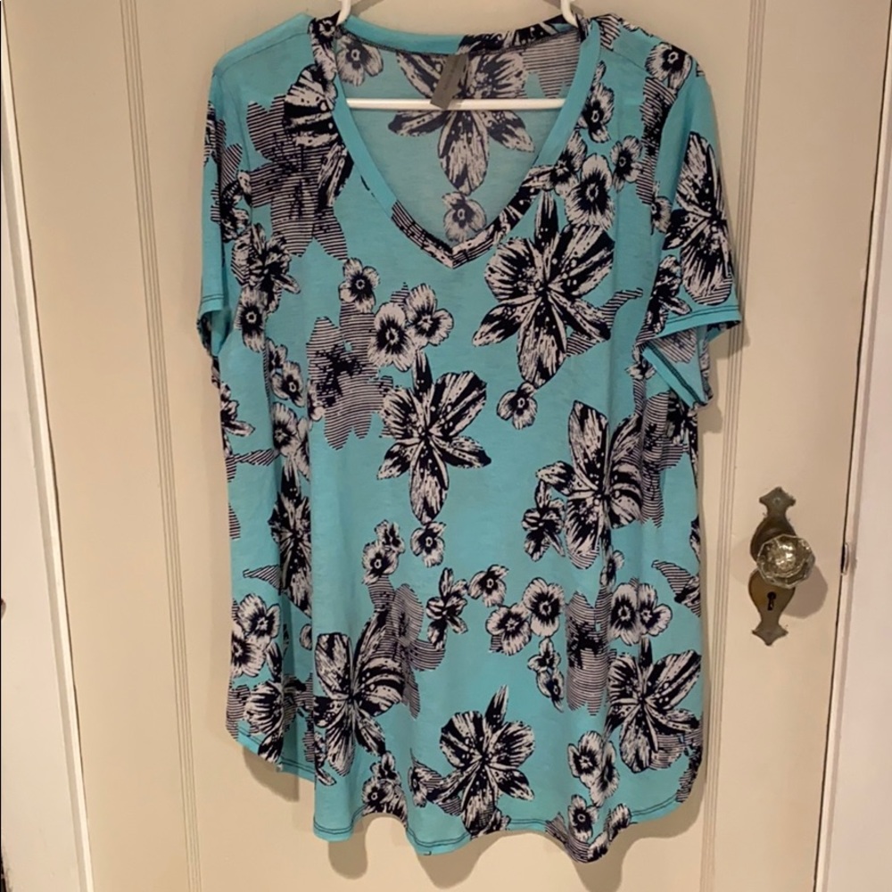 Honeyme XL light blue black and white v-neck